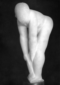 Voorovergebogen vrouw  1933, wit marmer, 37,5 x 12,5 x 25 cm Gent, part. coll.